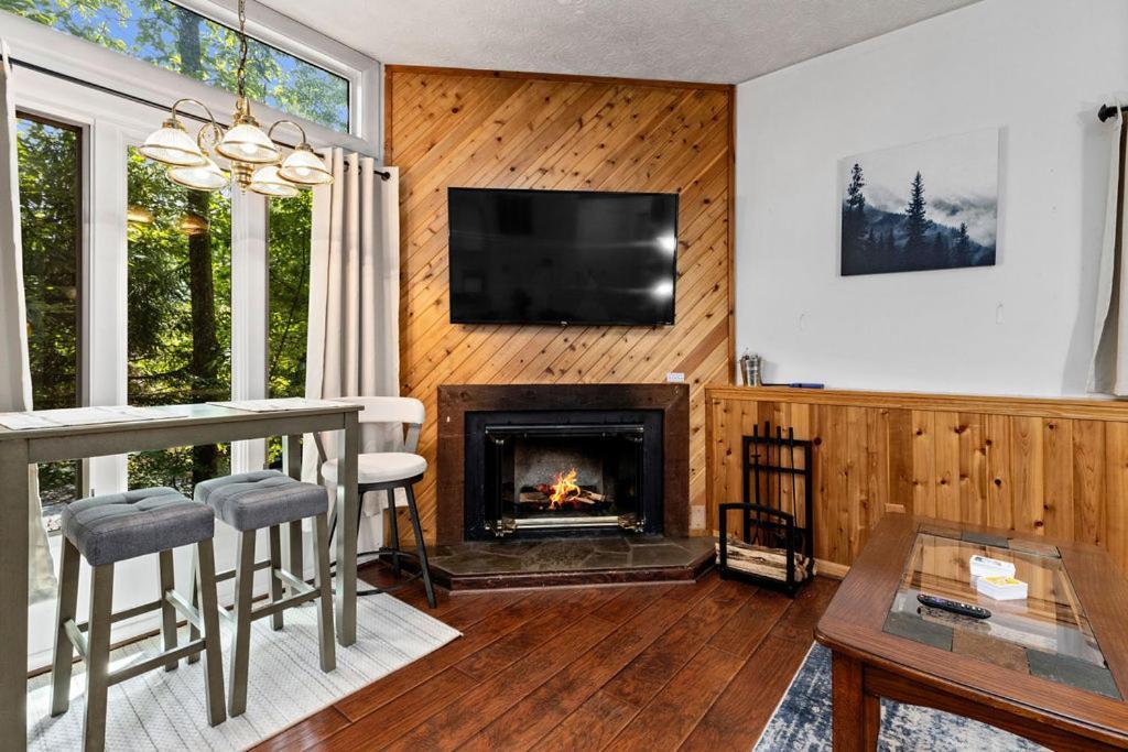 Cozy Condo In Wintergreen Resort That Sleeps 4! Lyndhurst Bagian luar foto