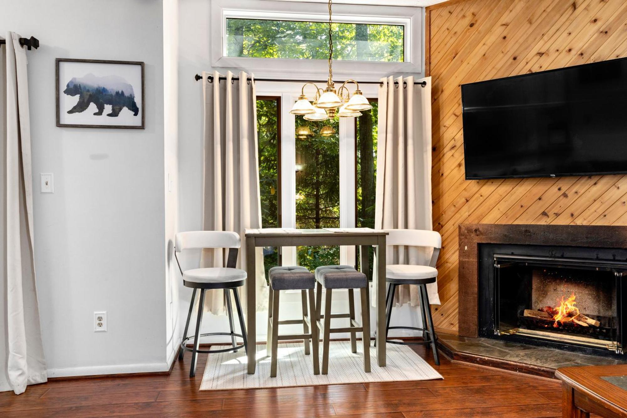 Cozy Condo In Wintergreen Resort That Sleeps 4! Lyndhurst Bagian luar foto